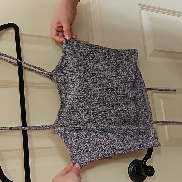 🩴 Gray Criss Cross Crop Top Size M - Picture 2 of 2